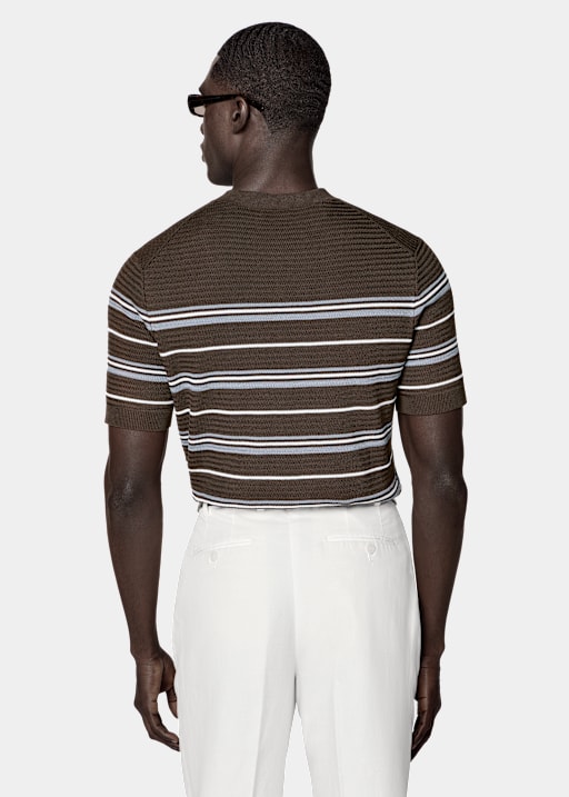 Camiseta marr&oacute;n media de jacquard a rayas de manga corta y cuello redondo.