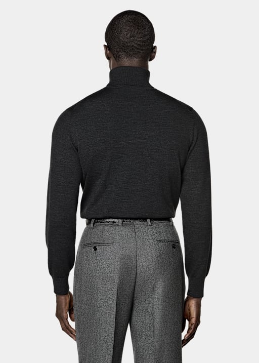 Jersey cuello alto gris oscuro