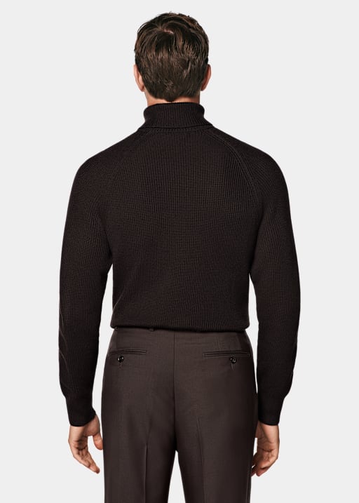 Jersey cuello alto marrón oscuro ribeteado