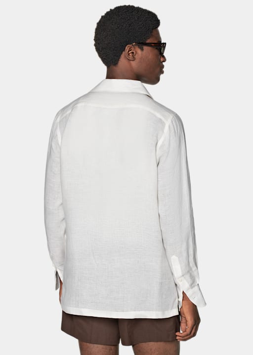 Camisa blanca plisada corte Slim bolsillo de parche