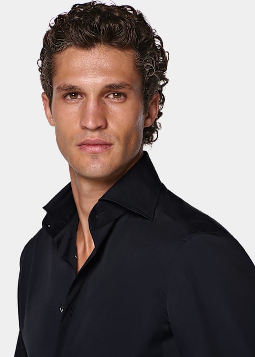 Camisa azul marino con cuello ancho