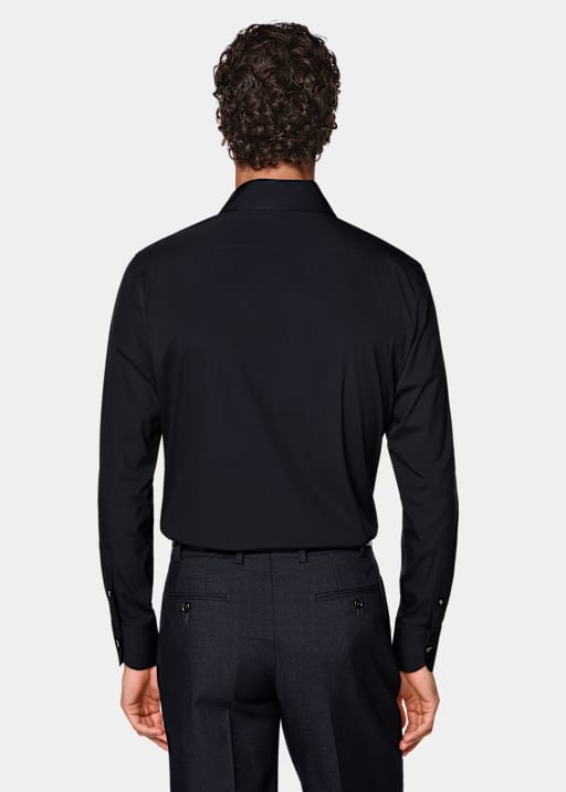 Camisa azul marino con cuello ancho