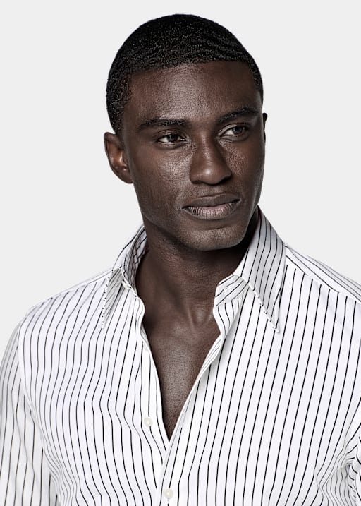 Camisa negra a rayas con cuello en punta grande