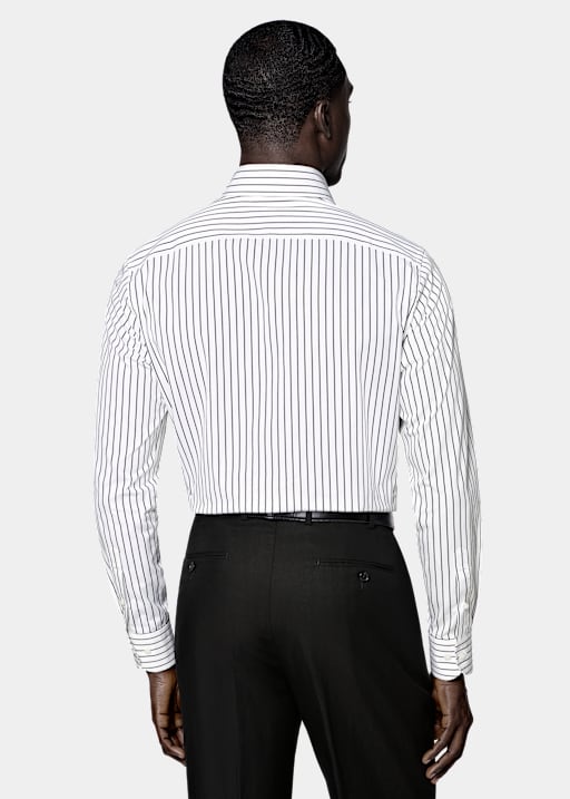 Camisa negra a rayas con cuello en punta grande