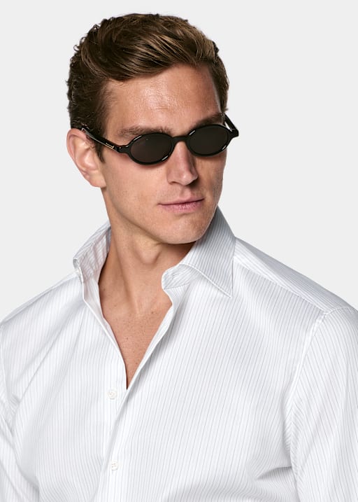 Randig ljusgr&aring; skjorta med vidspredd krage