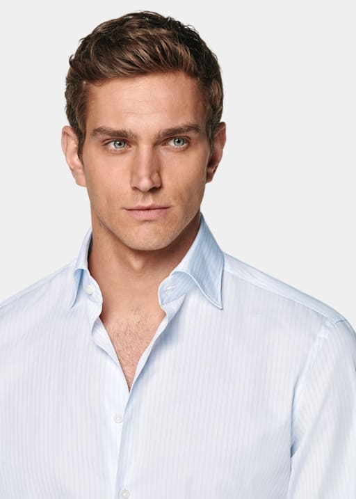 연한 파란색 줄무늬 와이드 스프레드 칼라 셔츠