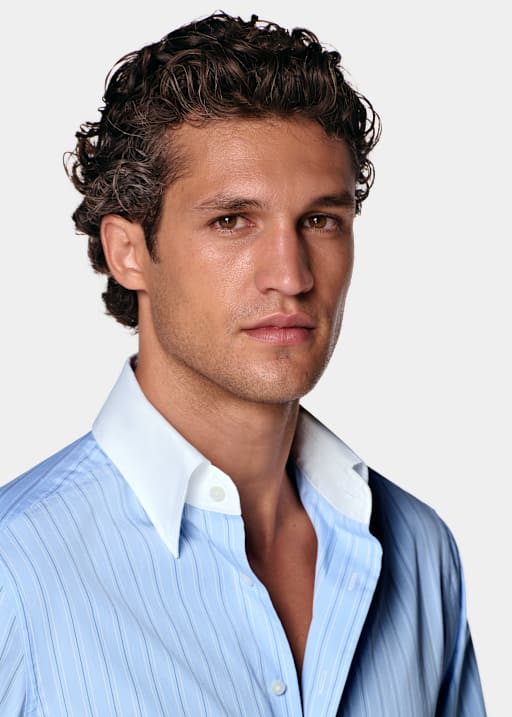 Camisa de cuello en punta de rayas azul claro