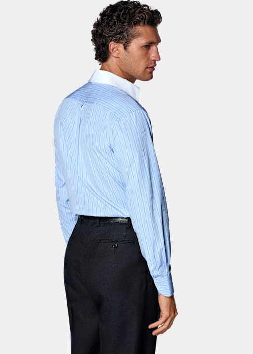 Camisa de cuello en punta de rayas azul claro