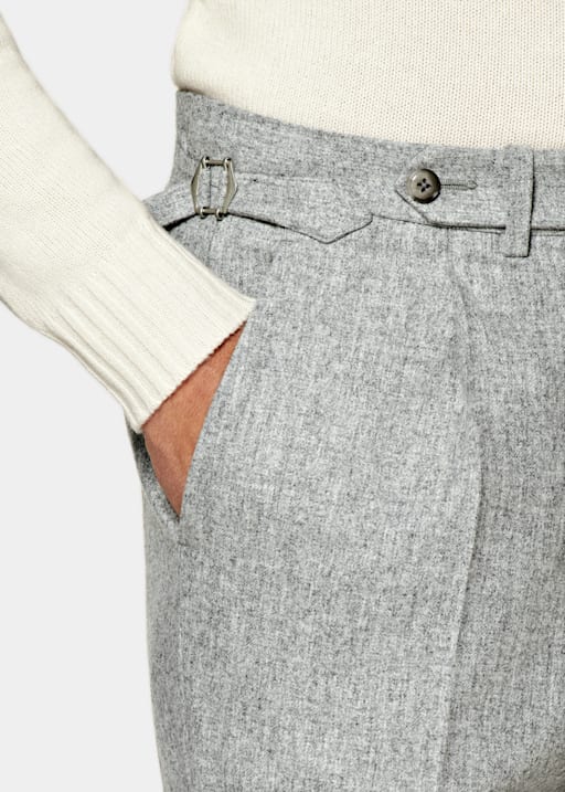 浅灰色锥型修身裤型长裤