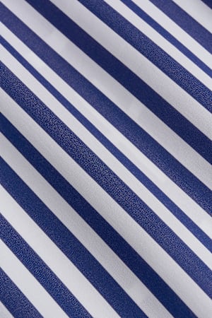 https://cdn.suitsupply.com/image/upload/c_fit,f_auto,h_450,q_auto:good,w_450/products/cm-sample/default/SF397118.17_23