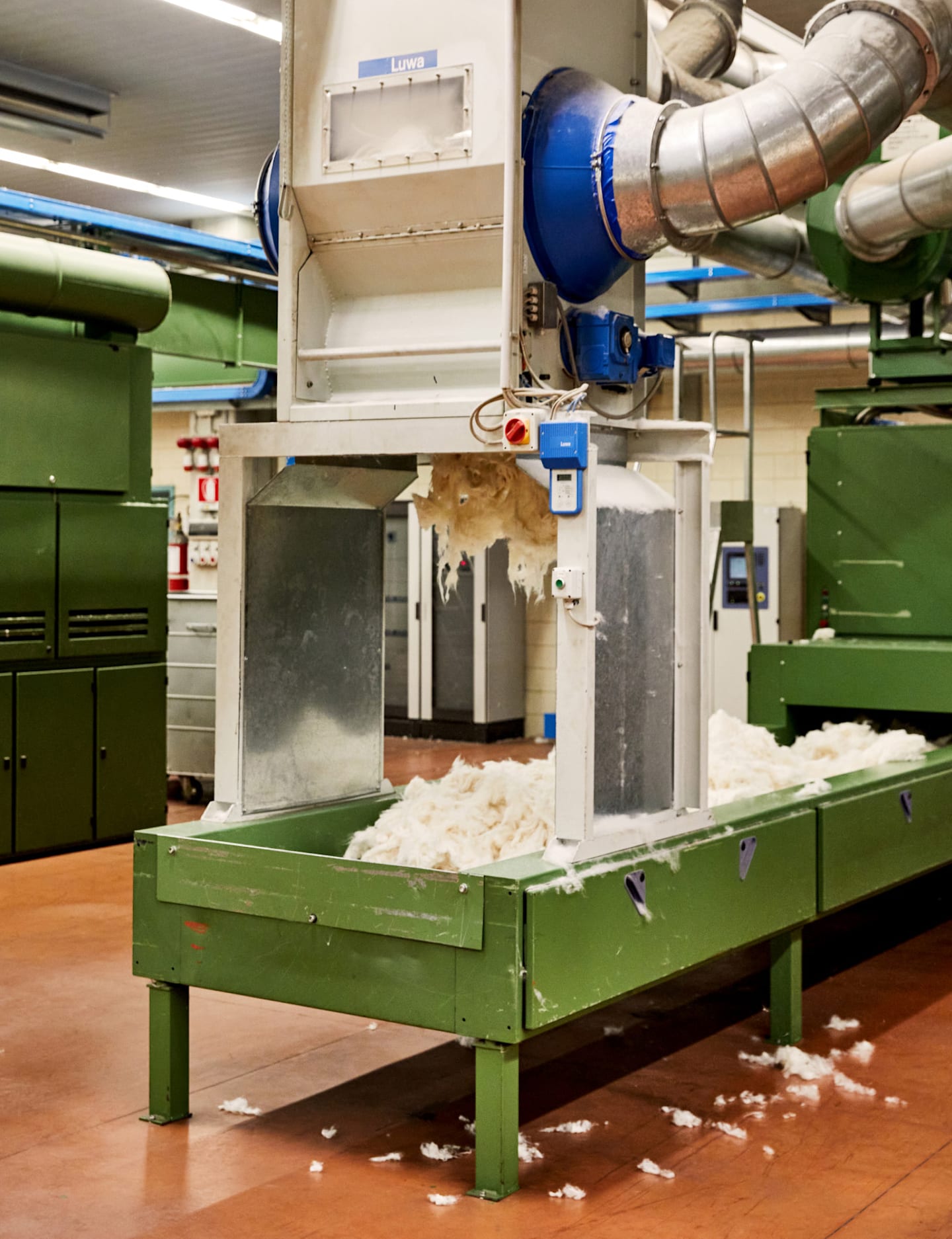 Industrial vacuum for capturing cotton scraps