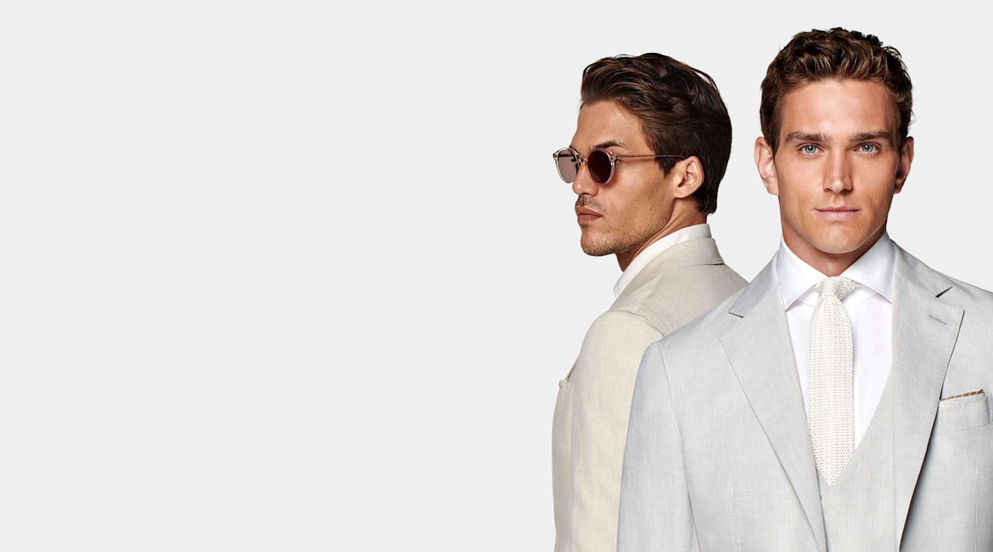 Zwei Männer tragen Frühjahrs- und Sommer-Hochzeitsanzüge von Suitsupply.