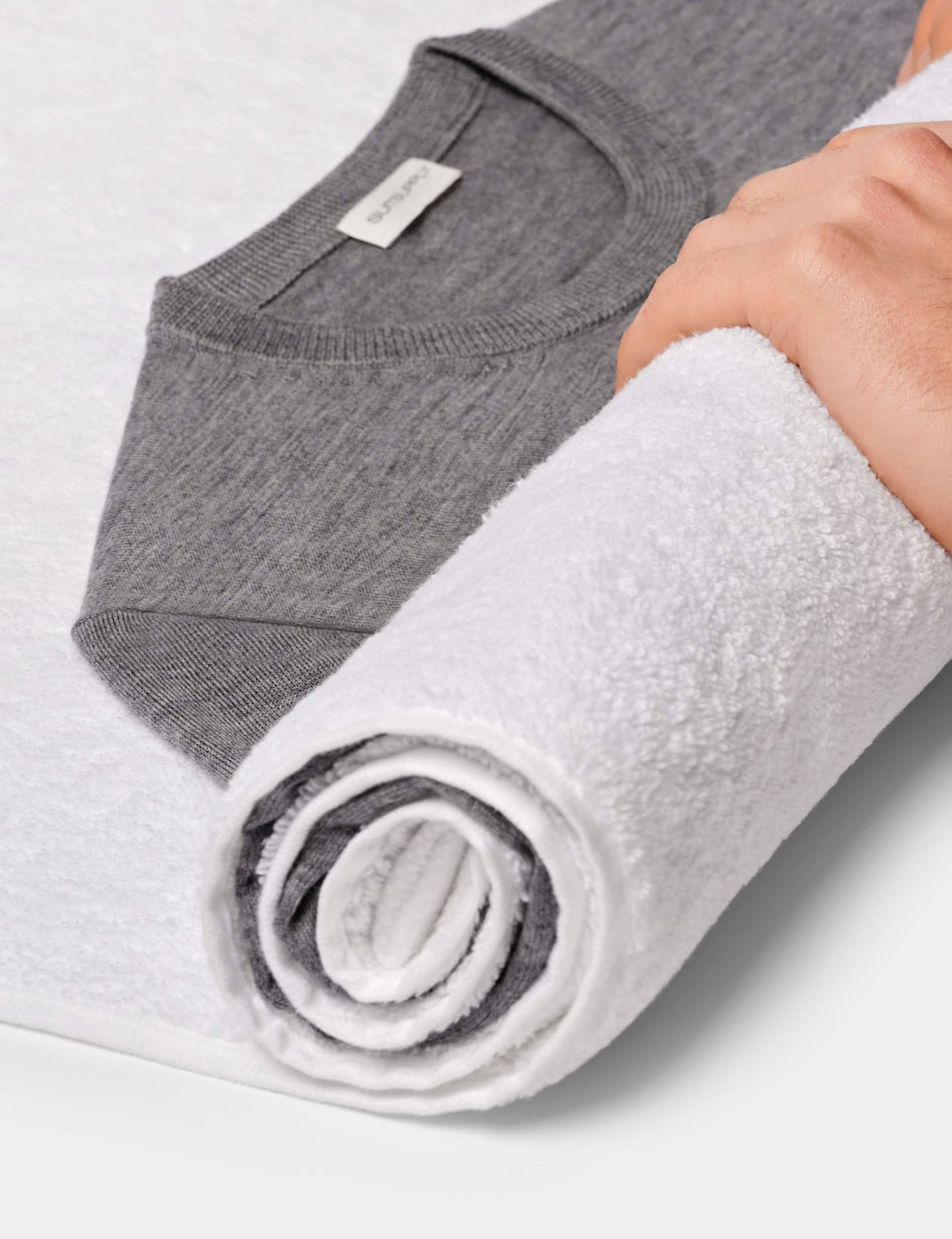 Suchy ręcznik usunie z wełnianego swetra nadmiar wody