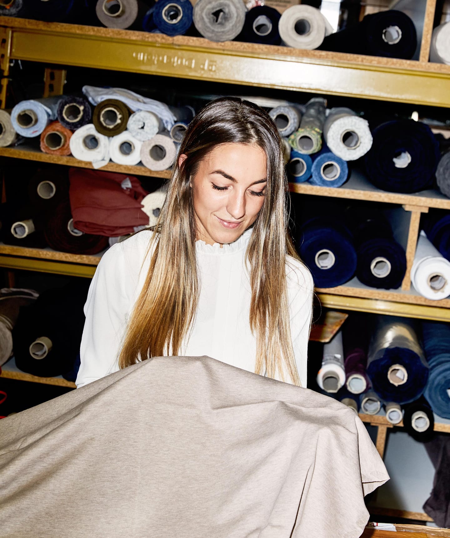 Elisa Furlan, manager sprzedaży tkalni Tessilmaglia prezentuje materiał piqué z kolekcji Suitsupply.
