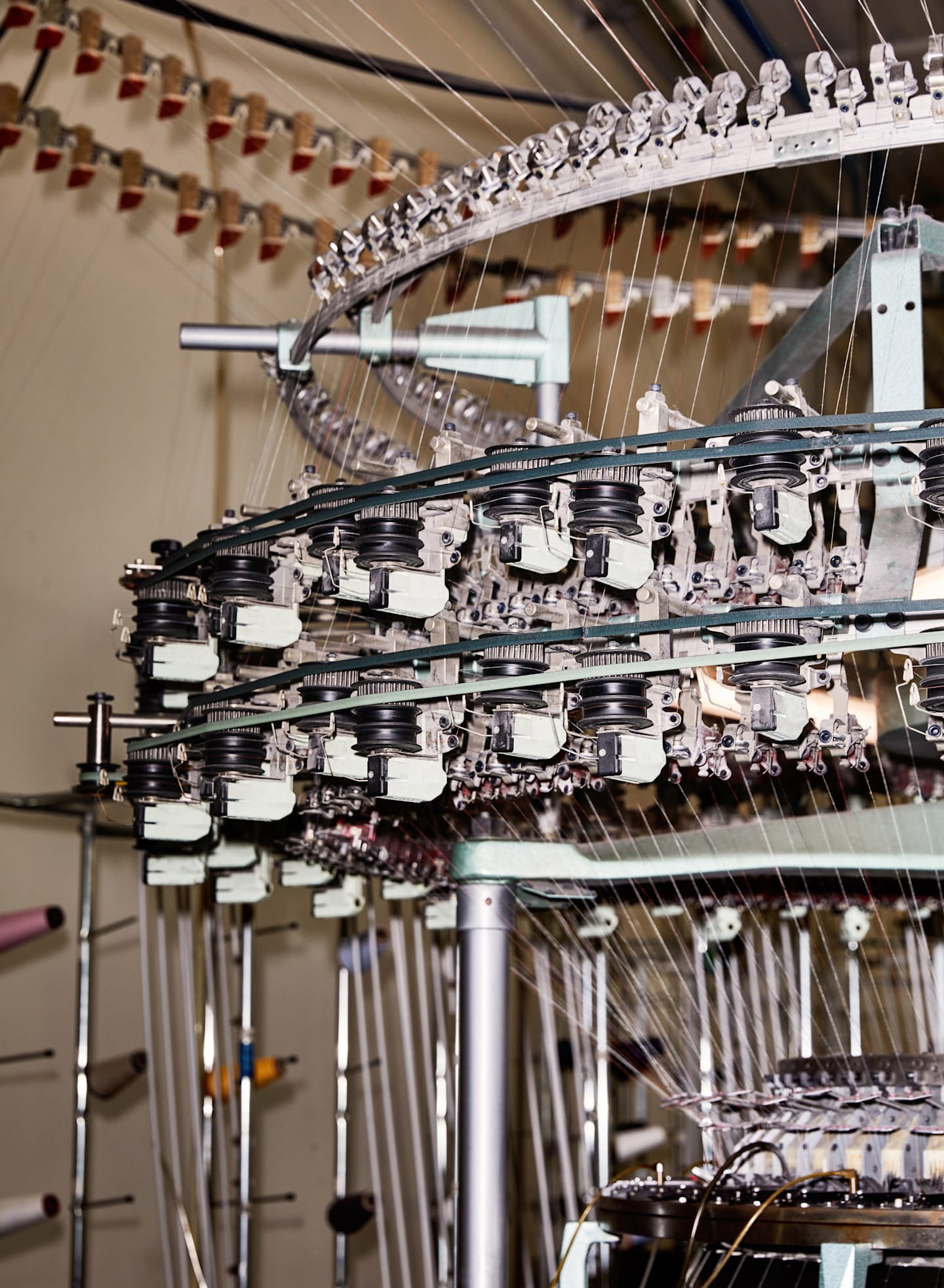Zoomed version of the loom machine used for Suitsupply knitted fabrics at Tessilmaglia.