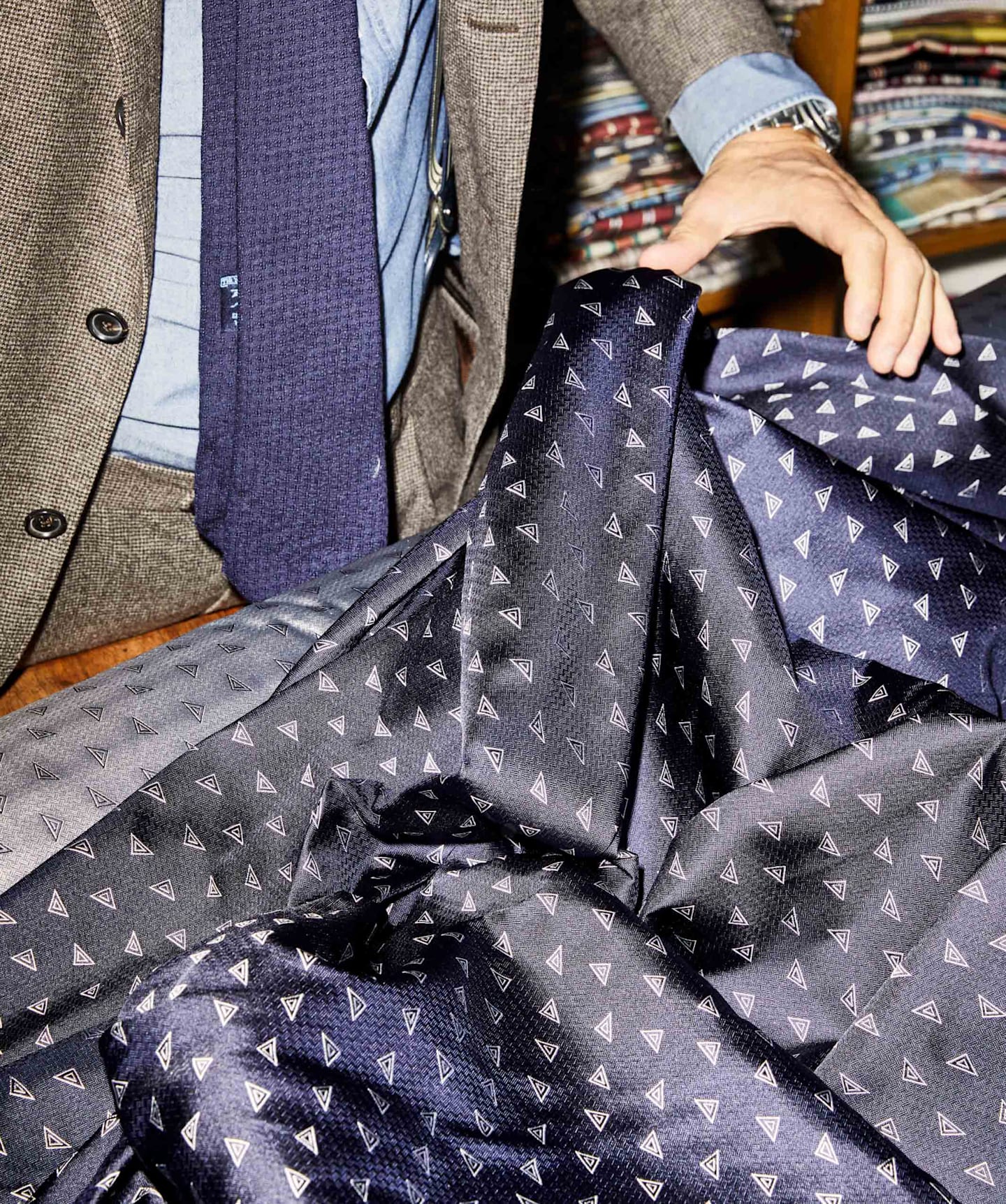Tissu pour une cravate en soie bleu marine à motif pour une prochaine collection de Suitsupply.