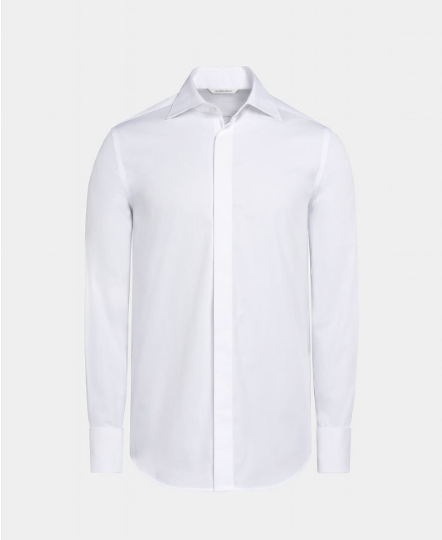 Biała koszula z krytą listwą guzikową.