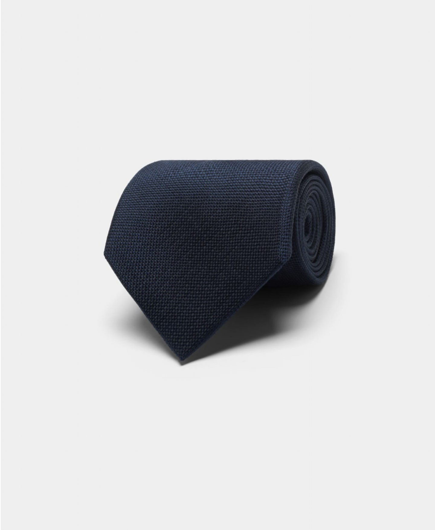 藏青色丝绸领带。