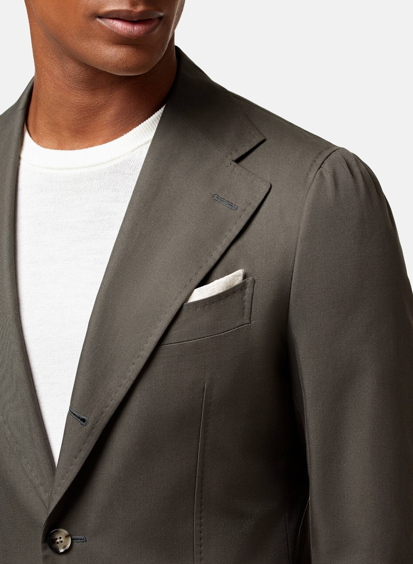 This single-breasted style features an extra button found raised into the lapel for a touch of aesthetic detail.