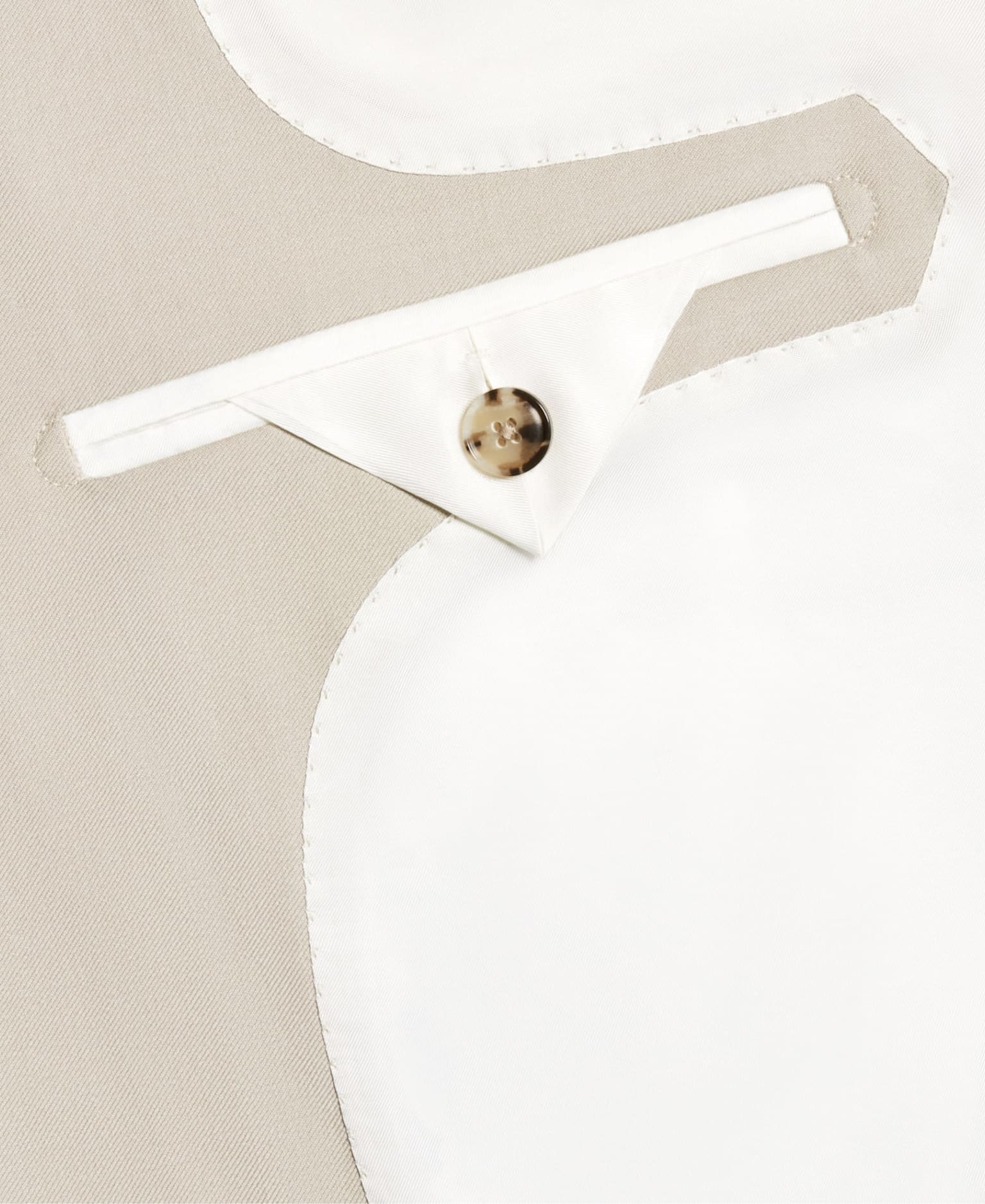 Tongue facing lining in the inside pocket reinforced by the jacket fabric. 