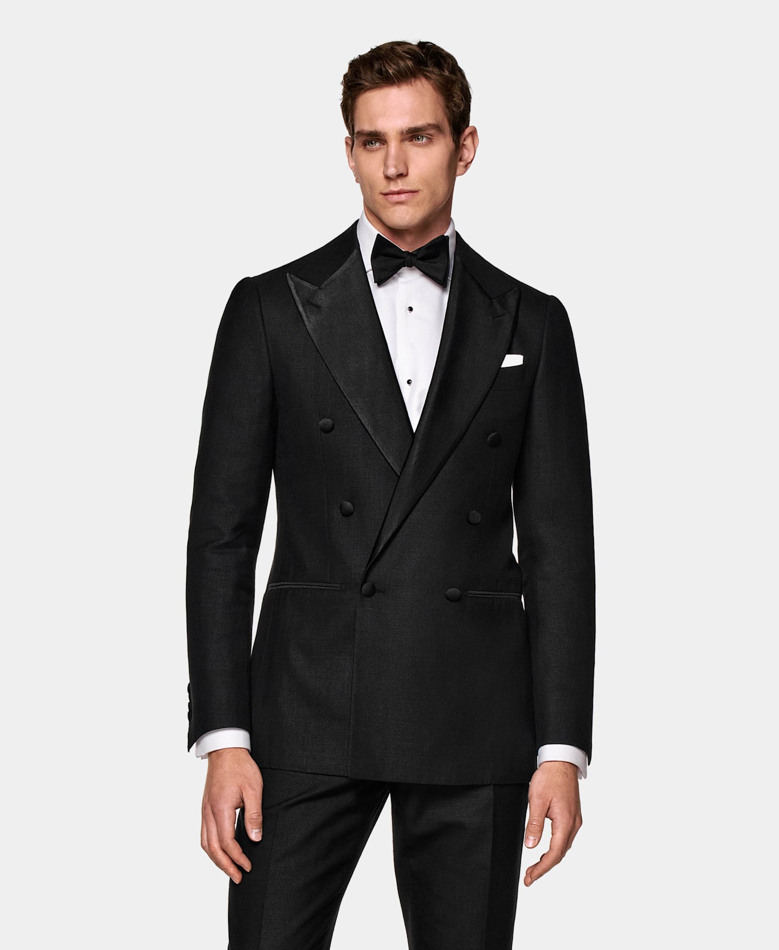 Ein Mann trägt einen zweireihigen Suitsupply Smoking als Black Tie-Bekleidung.