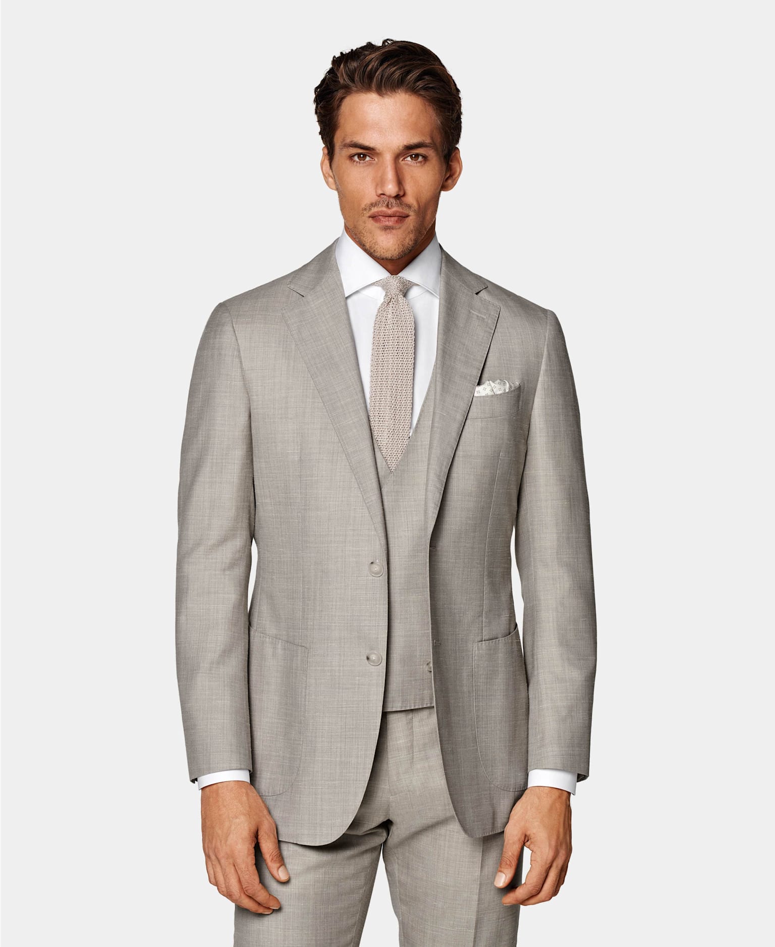 Ein hellbrauner dreiteiliger Anzug mit Strickkrawatte ist ein perfekter Look für Hochzeiten in Frühjahr und Sommer.