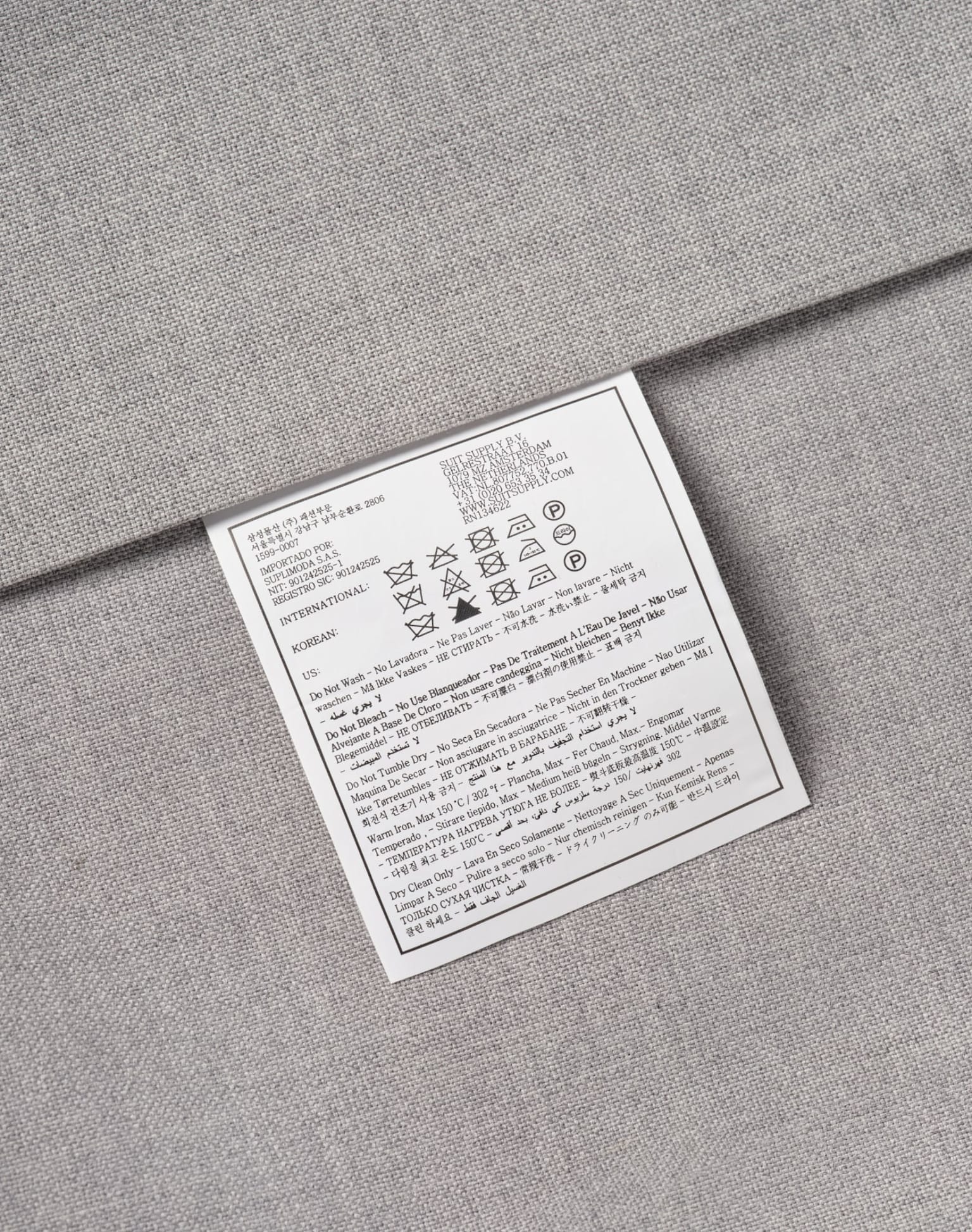 emphasizing the combination of materials and the clarity of the label.