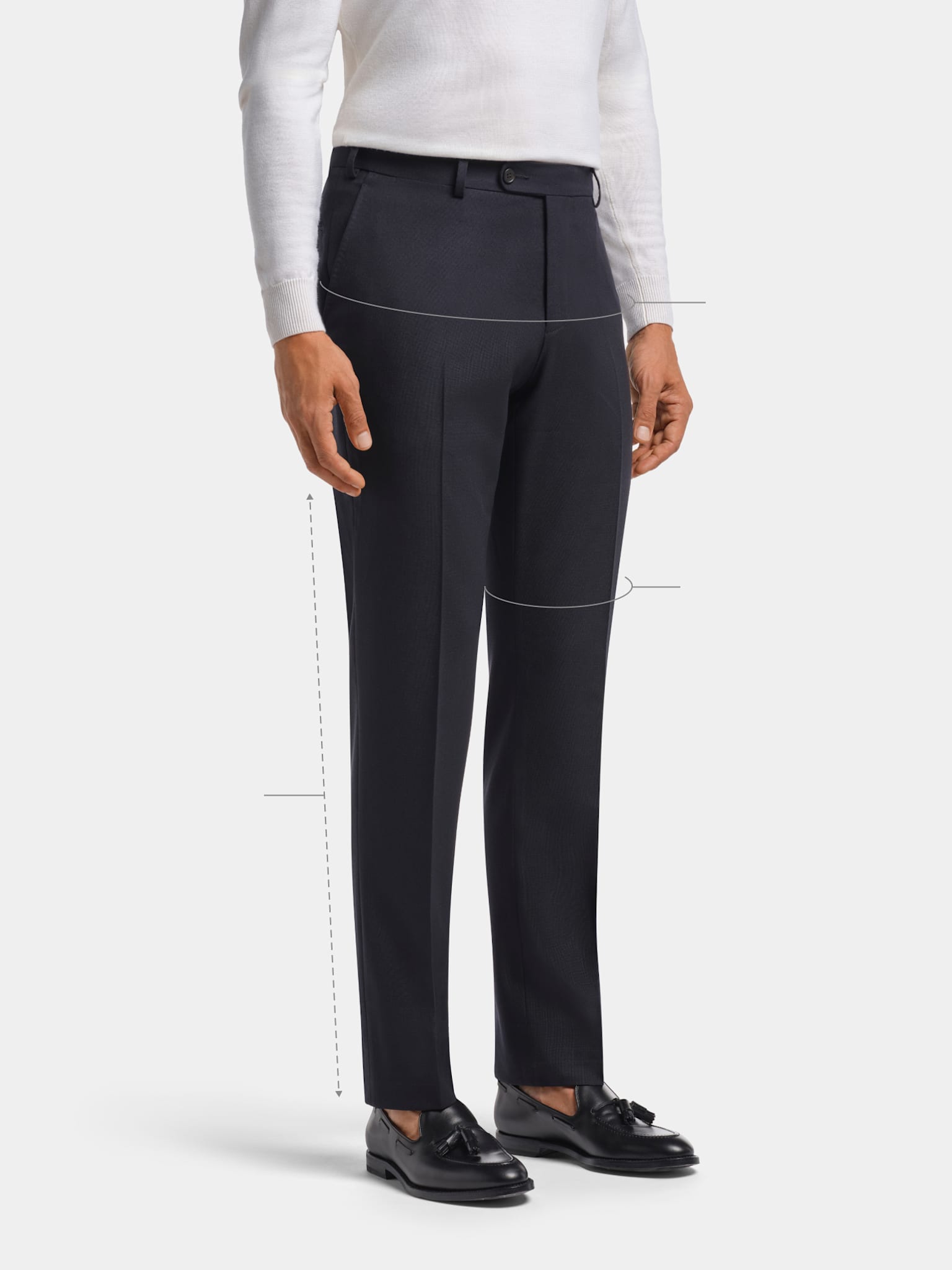 Hose, Slim straight Fit, in Navy, mit weißem Strickpullover und Loafer ohne Socken.