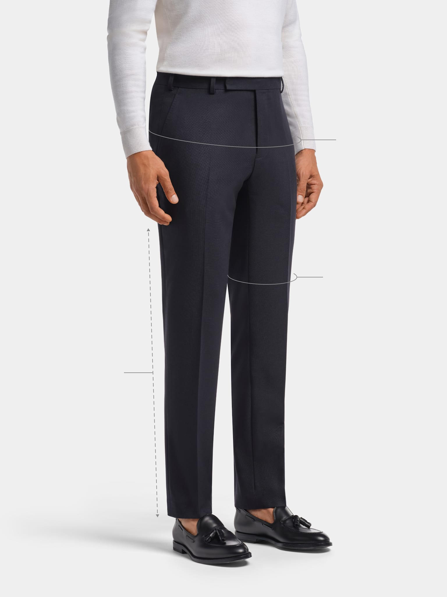 Hose, Straight Fit, in Navy, mit weißem Strickpullover und Loafer ohne Socken.