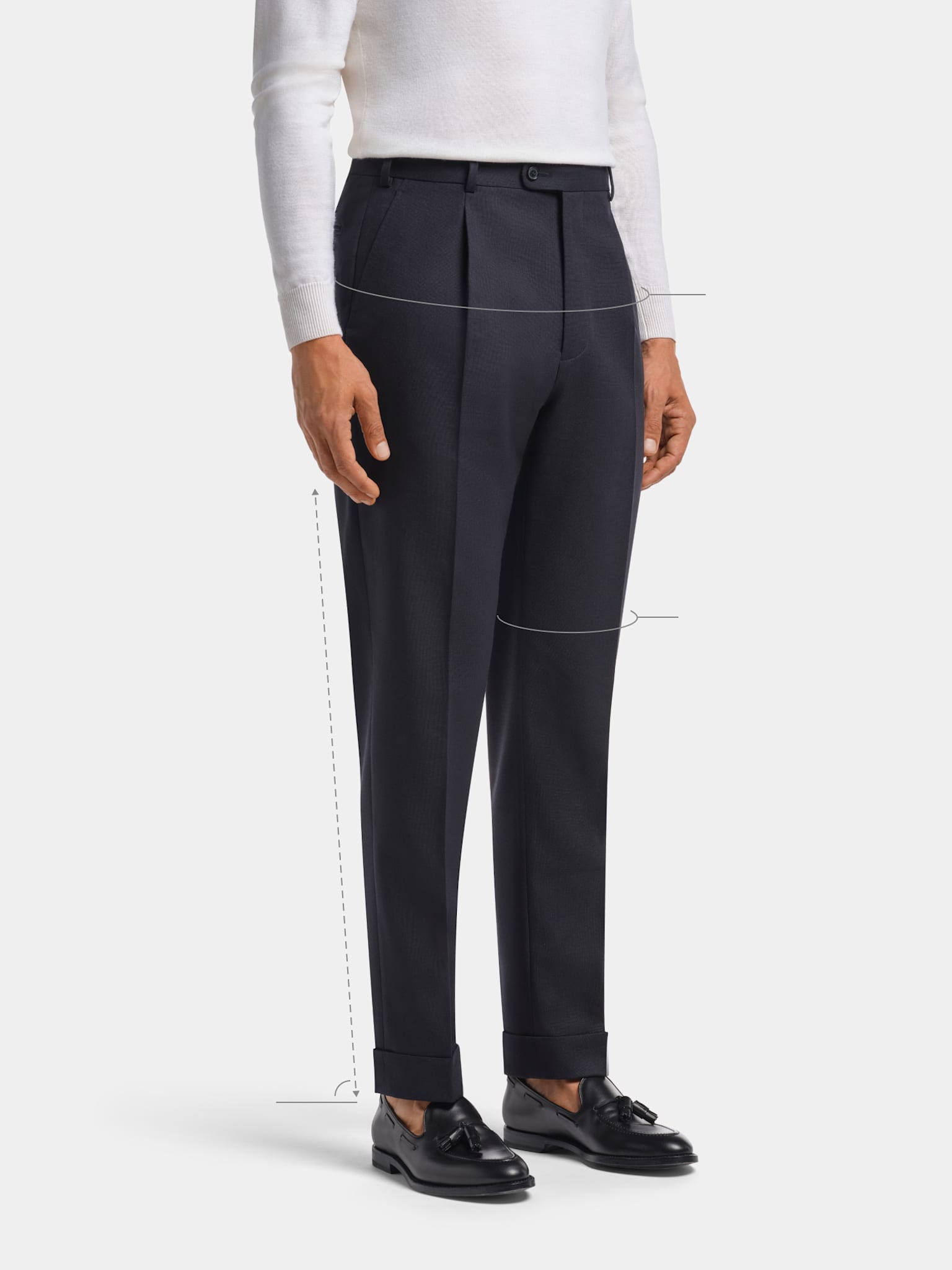 Hose, Wide Leg tapered Fit, in Navy, mit weißem Strickpullover und Loafer ohne Socken.